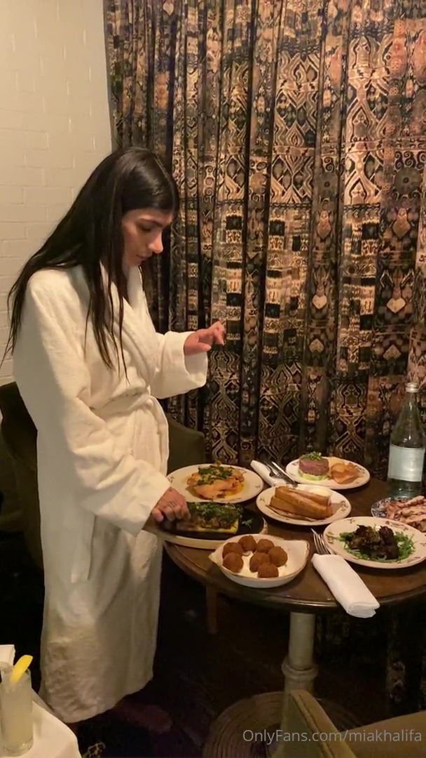 mia khalifa topless hotel dinner onlyfans video leaked 19