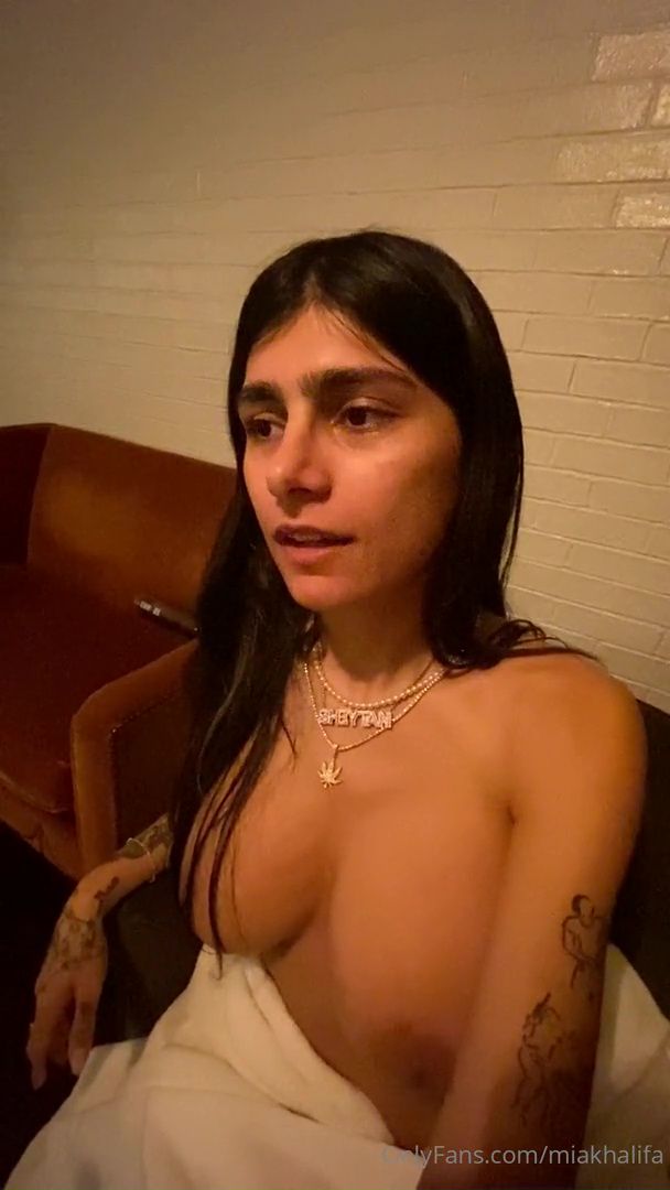 mia khalifa topless hotel dinner onlyfans video leaked 3