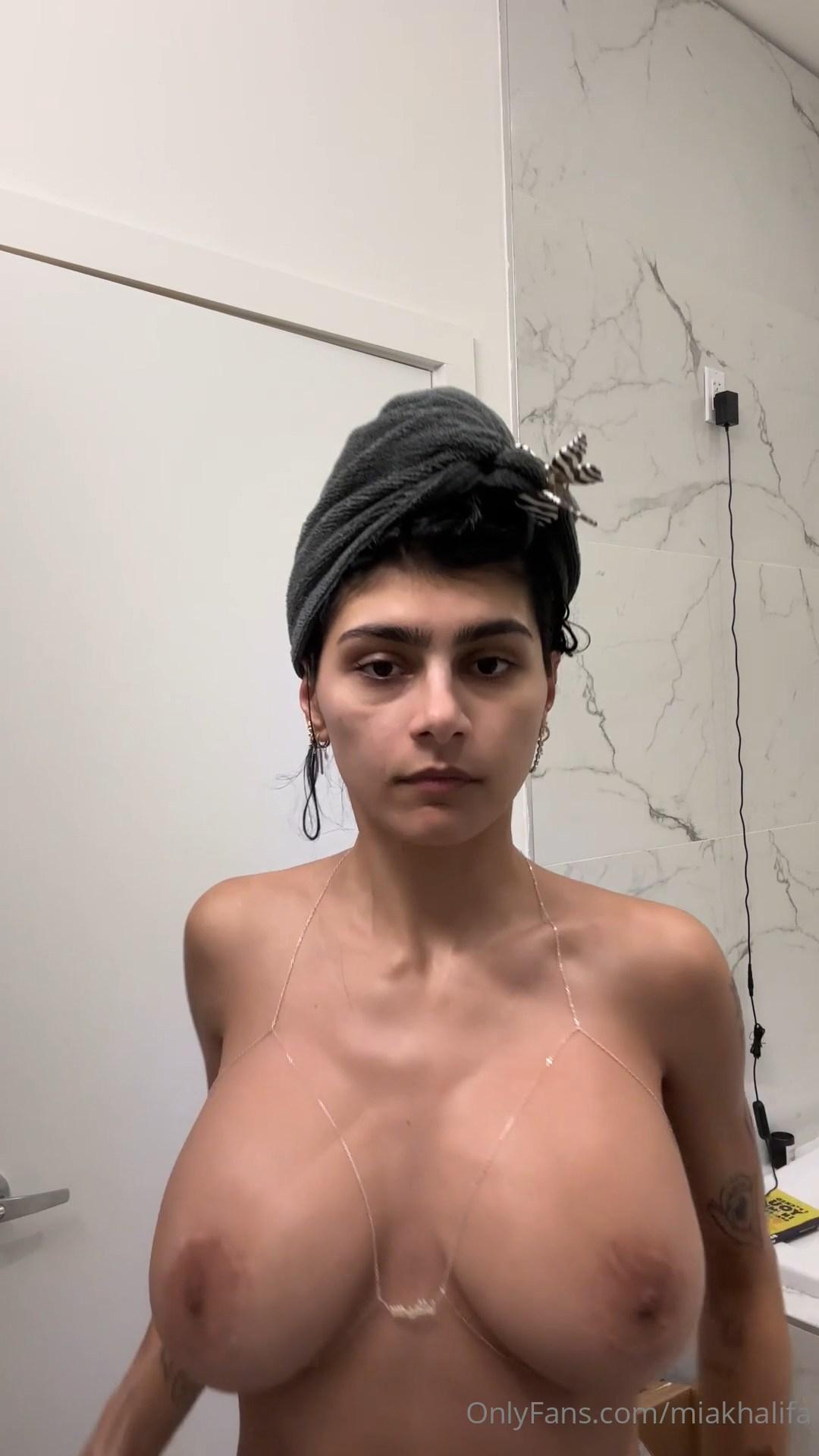 mia khalifa nude dressing onlyfans video leaked kkhnik