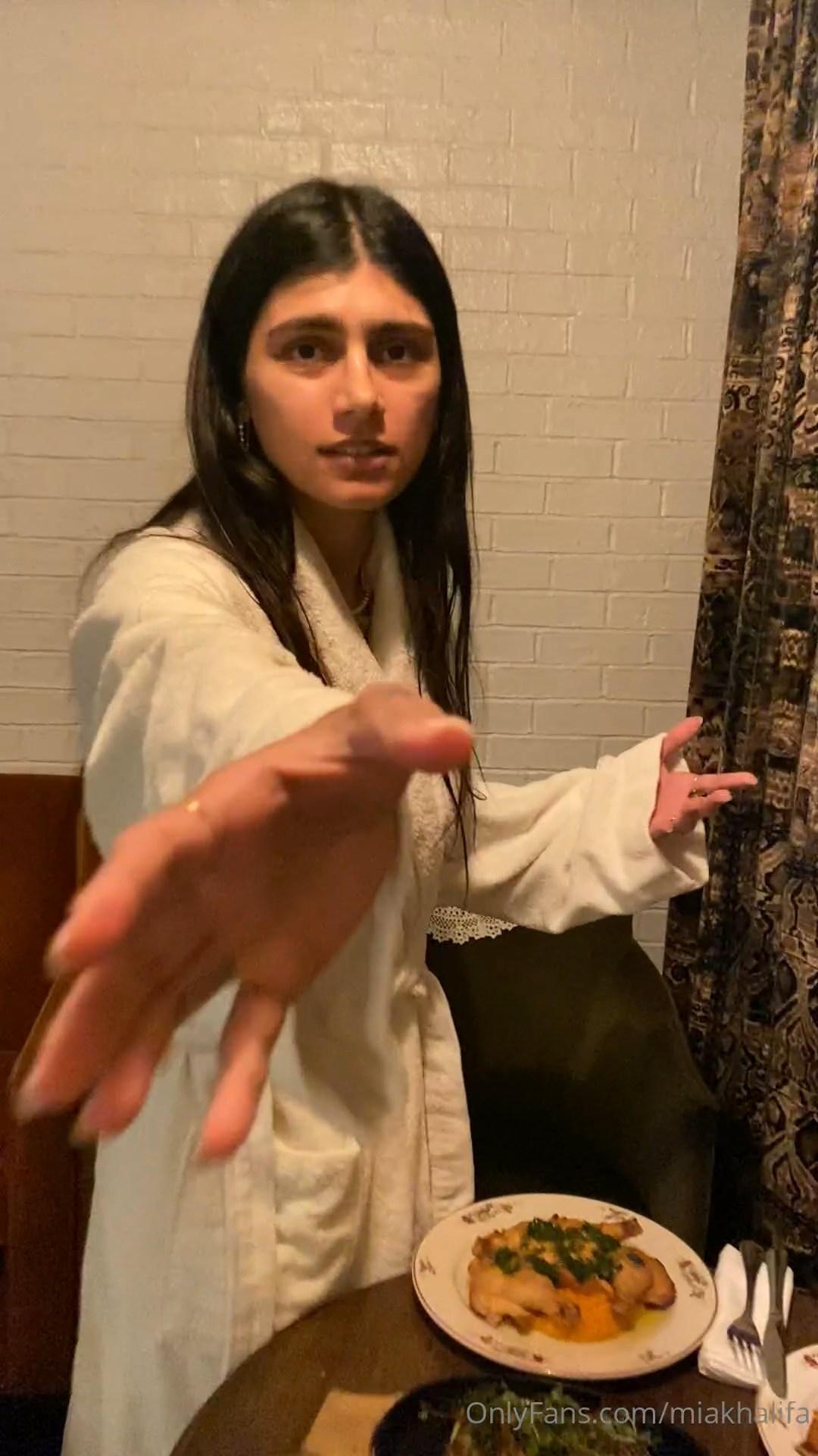 mia khalifa nude dinner onlyfans livestream leaked