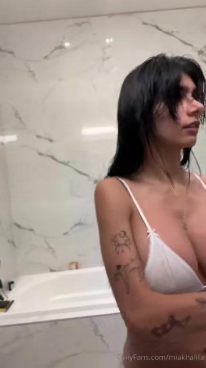 mia khalifa nude nipple slip onlyfans livestream leaked