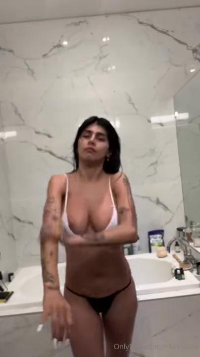 mia khalifa nude nipple slip onlyfans livestream leaked qshjow