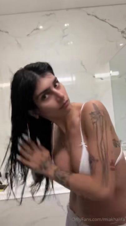 mia khalifa nude nipple slip onlyfans livestream leaked rnlrke