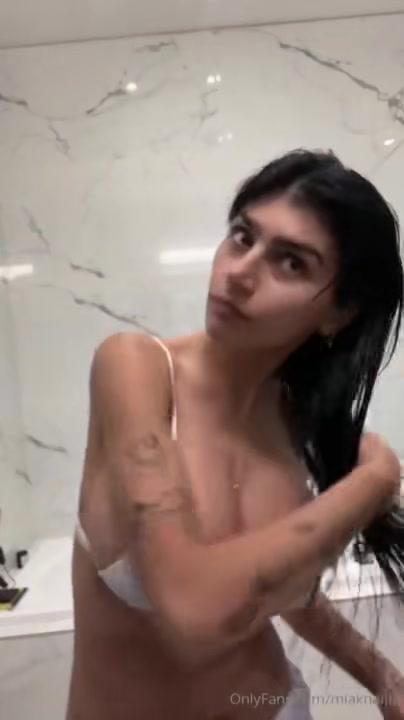 mia khalifa nude nipple slip onlyfans livestream leaked wlmlay